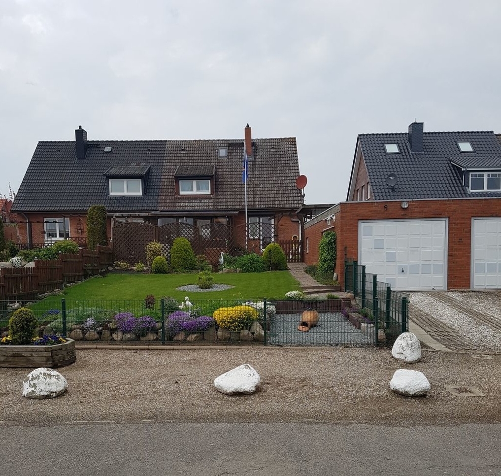 Rückansicht des Ferienhauses mit Garten